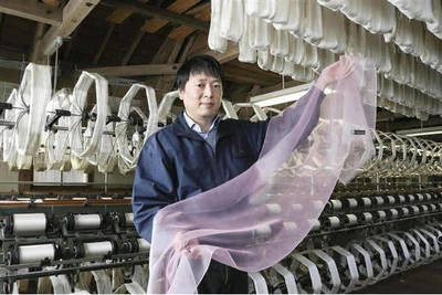 日本产出“世界最薄丝绸” 置于手中感觉不出重量
